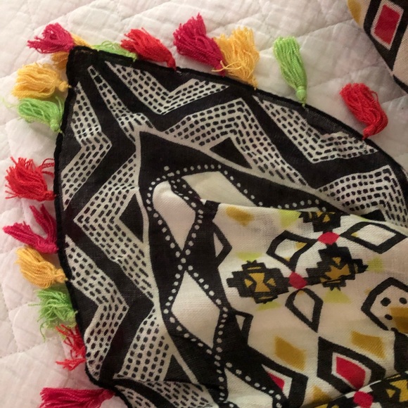 Wrap or scarf - Picture 3 of 8